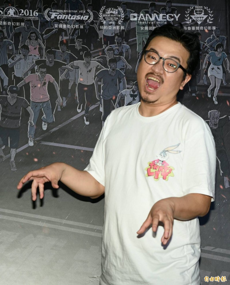 延尚昊導演學活屍表情。（記者宋志雄攝）