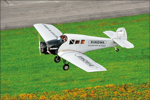 Rimowa重造世上第一架全金屬商用載客飛機Junkers F13，重溫設計靈感來自機身的行李箱表面溝槽式設計與經典象徵。