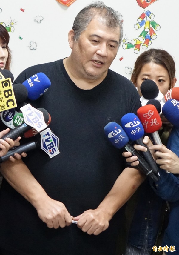 今下午運將賀業輝召開記者會,不但出示驗傷單,還澄清自己沒有動手打人。(記者張嘉明攝) 今下午運將賀業輝召開記者會,不但出示驗傷單,還澄清自己沒有動手打人。(記者張嘉明攝)