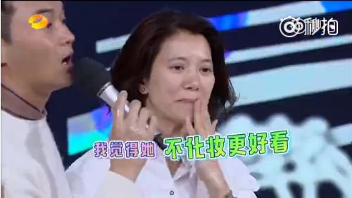 袁詠儀在節目中直接卸妝，勇氣百分百。（翻攝自秒拍）