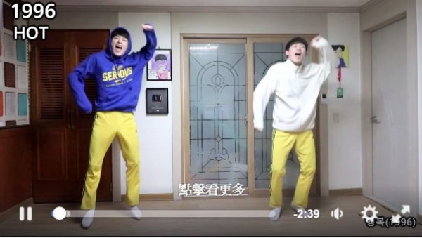 韓國網紅一人分飾兩角,自拍影片紅到連男團成員都關注。(翻攝高退京臉書) 韓國網紅一人分飾兩角,自拍影片紅到連男團成員都關注。(翻攝高退京臉書)