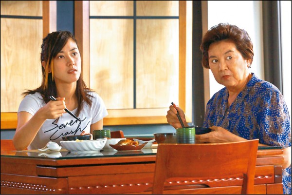 陳怡嘉（左）拍到最後真的把王滿嬌（右）當作自己的阿嬤來看。（圖：台視）