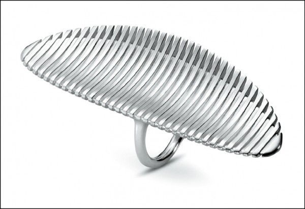 Georg Jensen Zaha Hadid系列純銀戒指，流動感緣自表面的帶狀浮雕。