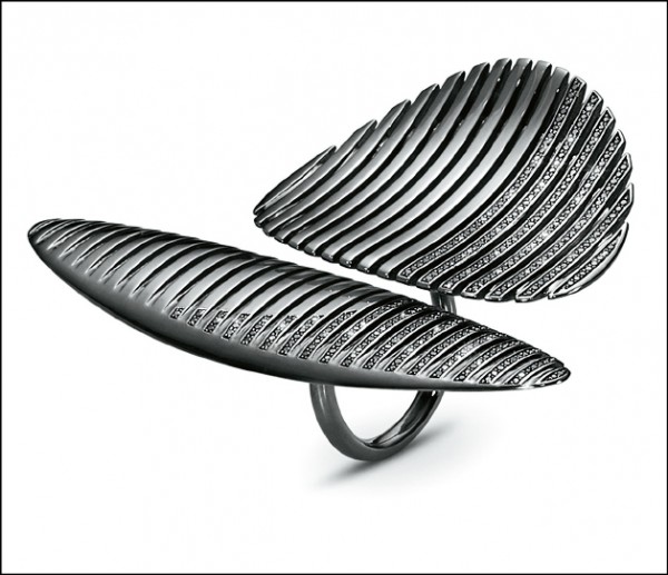 Georg Jensen Zaha Hadid系列黑色鍍銠純銀鑲黑鑽戒指，凹面與凸面、光面與鑲鑽的對比產生不間斷的流動感。