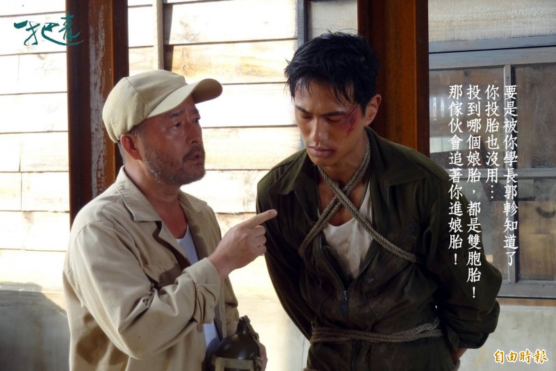 班鐵翔（左）在《一把青》飾演士官長老鞏。（翻攝自臉書）