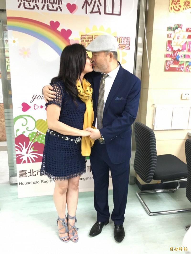 班鐵翔（右）與新婚妻Celine。（記者鍾智凱攝）