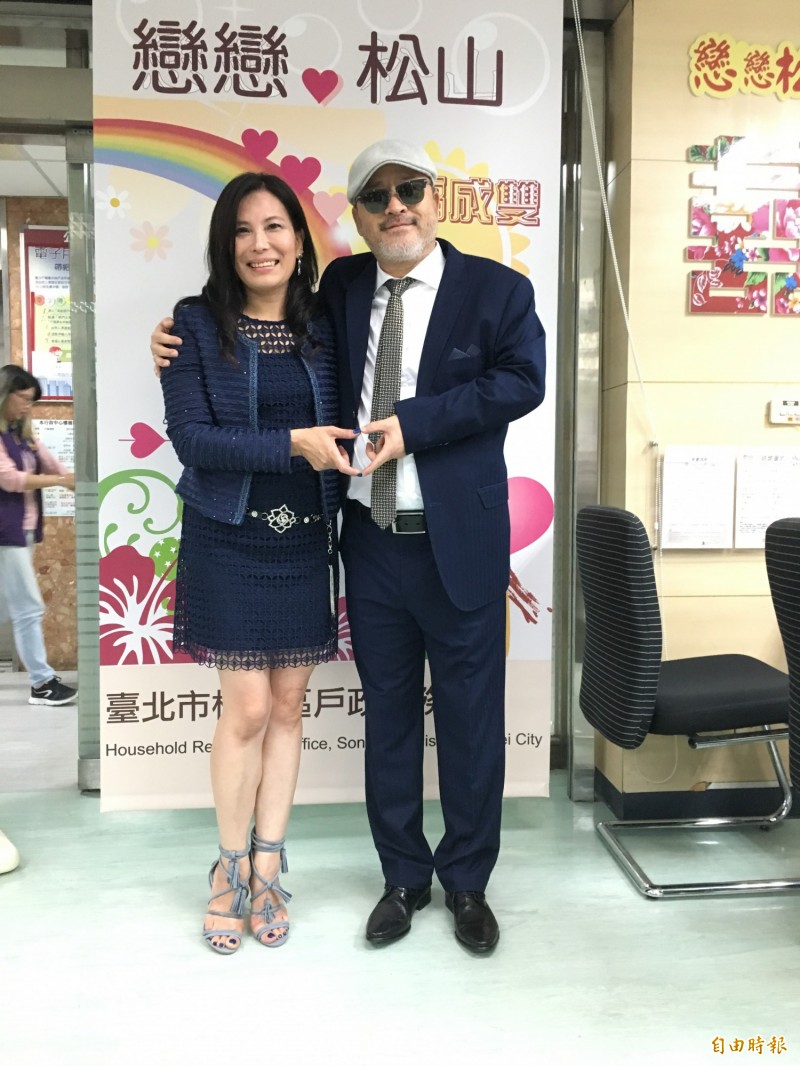 班鐵翔（右）與新婚妻Celine。（記者鍾智凱攝）
