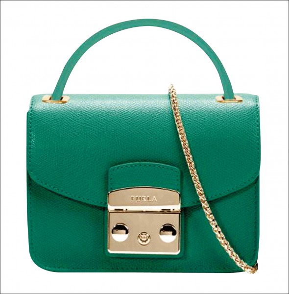 SOGO忠孝館FURLA Metropolis Top Handle墨綠色鏈帶包，原價16,500元，特價10,800元，限量10只。