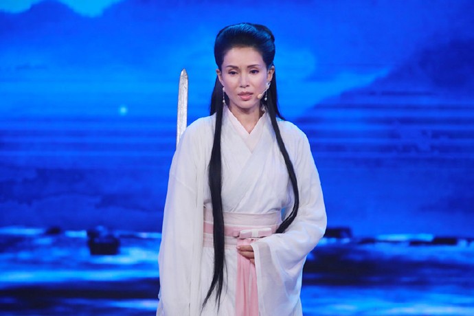 李若彤換上一身白衣，重現經典「小龍女」。（翻攝自微博）