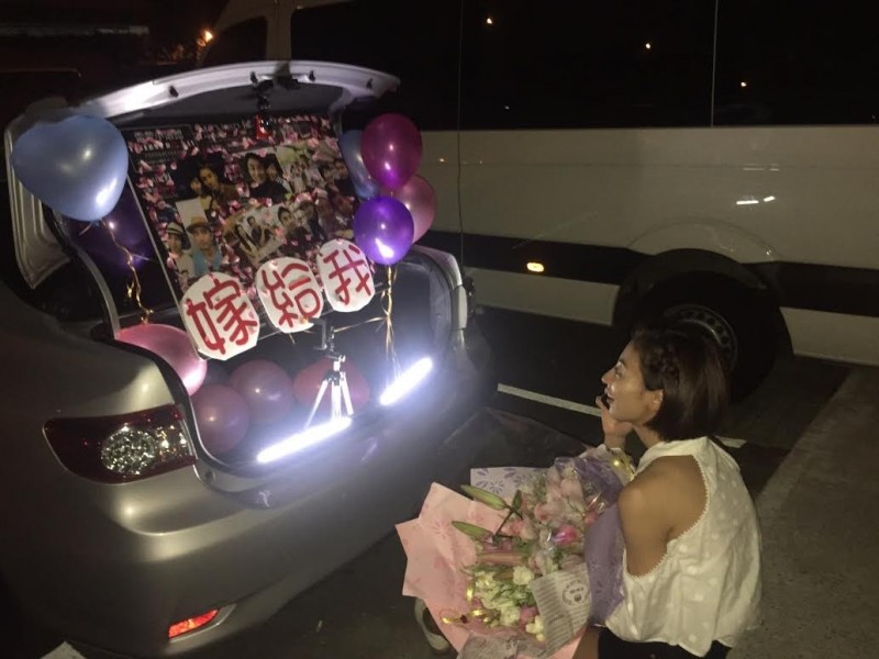 接受男友求婚，大久保麻梨子當人妻。（鵲兒喜提供）