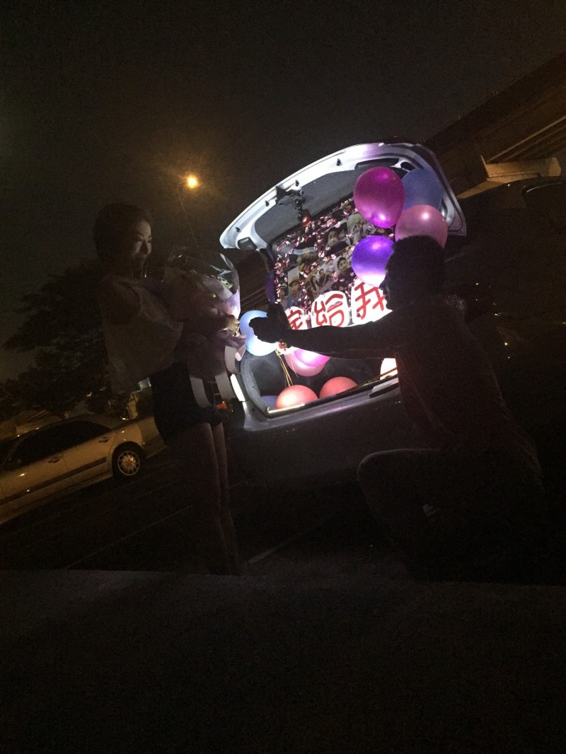 大久保麻梨子（左）被男友下跪求婚。（鵲兒喜提供）