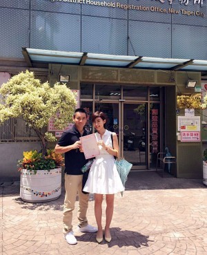 大久保麻梨子（右）、台籍老公Jerry（左）曬結婚證書。（鵲兒喜提供）