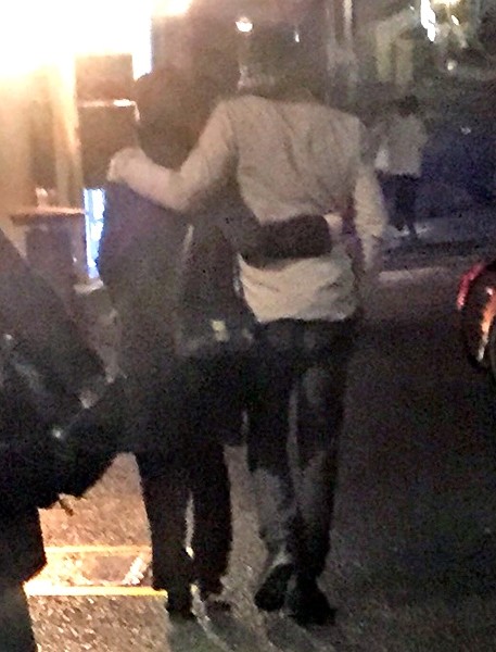 中谷美紀被目擊，本月中旬與外籍男子在街頭親密摟腰。（翻攝自網路）