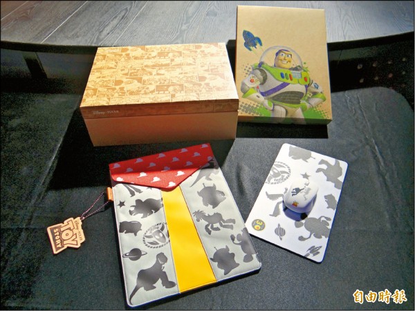 外盒包裝很可愛，隨盒贈送牛仔背心筆電保護套、滑鼠等周邊。（記者吳佩樺攝）