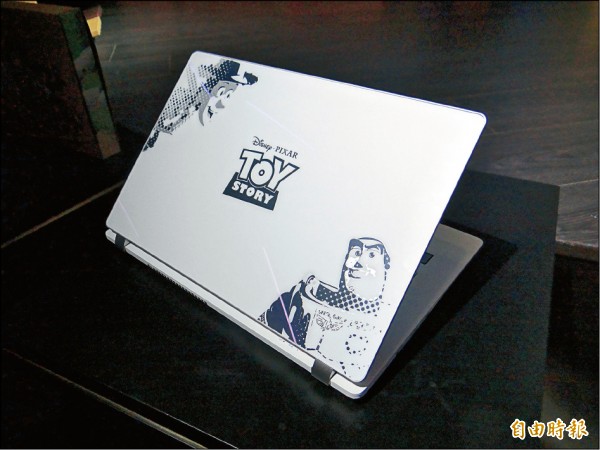 宏碁玩具總動員V13紀念筆電，二大主角胡迪、巴斯光年為設計元素。（記者吳佩樺攝）