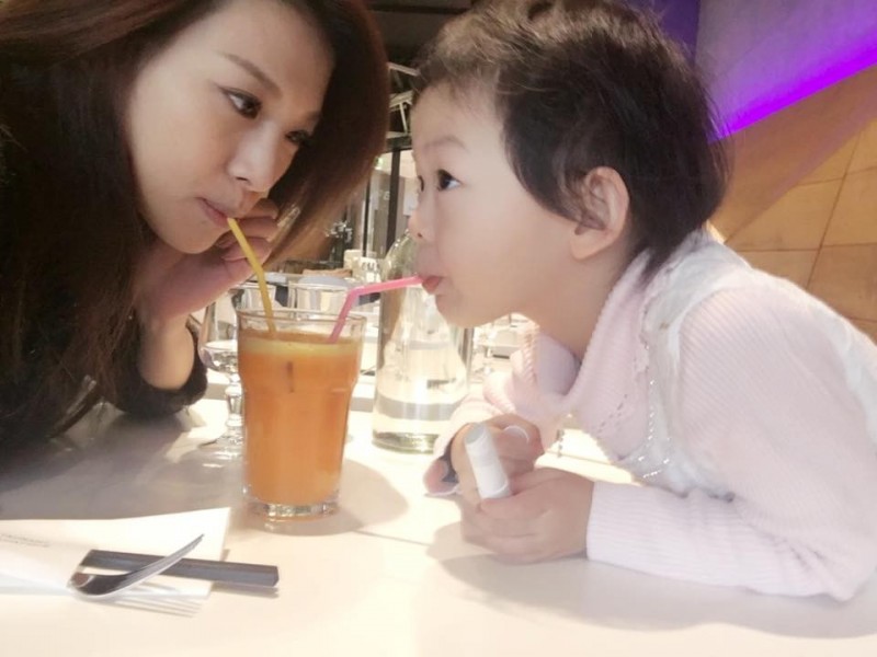 艾莉絲（左）的愛女梨梨（右）在法國幼兒園被毆打欺負，讓艾莉絲相當難過。（翻攝自艾莉絲臉書）