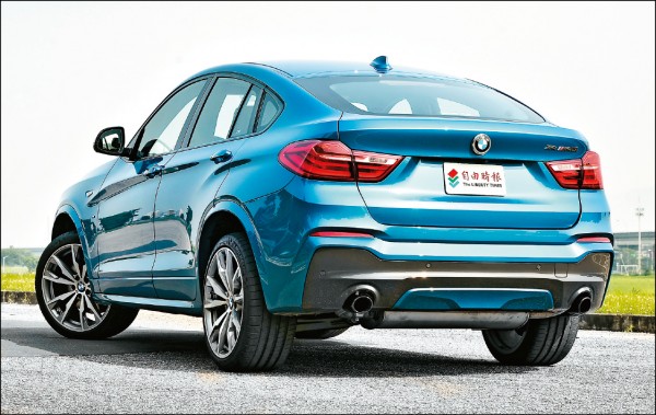 X4 M40i外觀標配M款空力套件、高光澤黑色窗框，搭配霧灰雙色調塗裝的20吋M款雙輻式680M型鋁圈，完美體現SUV Coupé標榜的動感跑格。