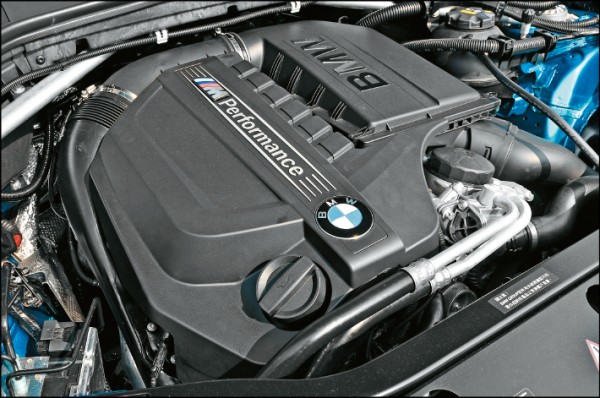可輸出360匹最大馬力與47.4公斤米峰值扭力，這具3.0升直6 M Performance TwinPower Turbo引擎聲浪雄渾低沉，能源局公布的平均油耗每公升可跑10.1公里，以此等性能的SUV Coupé算是不可多得。