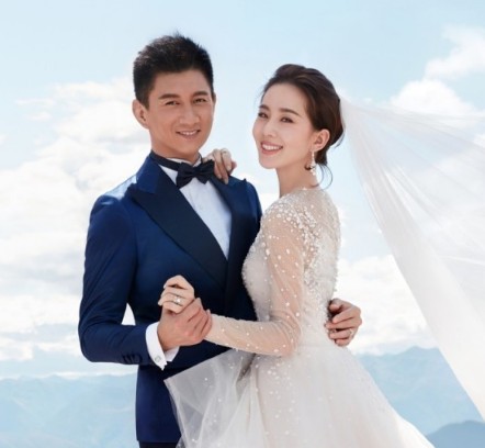 劉詩詩（右）傳出將離開舊東家，轉投入老公吳奇隆（左）旗下公司。（翻攝自新浪娛樂）