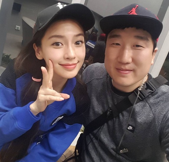 中國版《跑男》到韓錄製時，柳權烈（右）專門跟拍Angelababy。（翻攝自柳權烈IG）