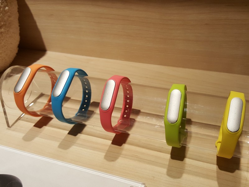 開幕當天24日，下午2點限量100只小米手環2，特價429元。（記者吳佩樺攝）