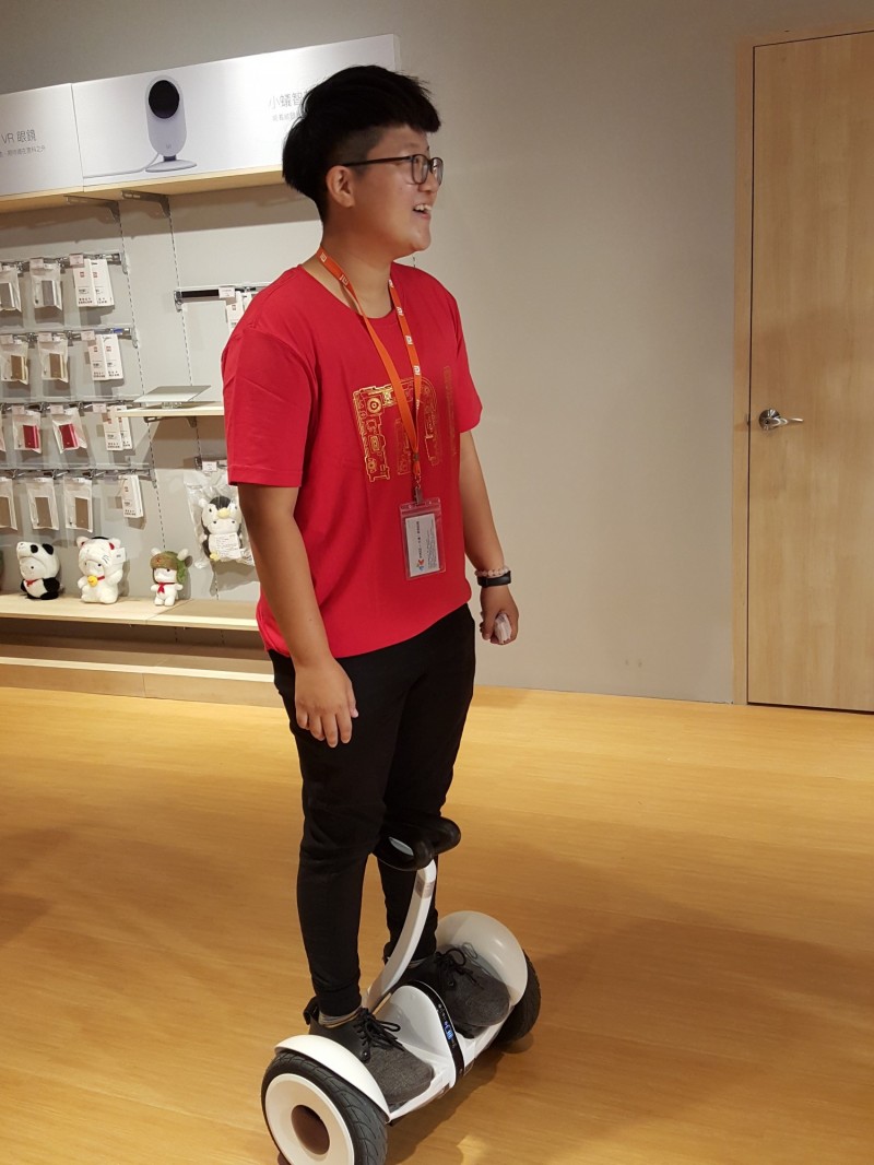 店內展示許多台灣未上市產品，例如九號平衡車等。（記者吳佩樺攝）