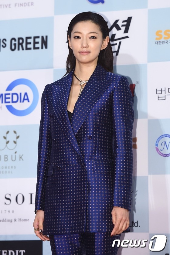 近期在夯劇《鬼怪》飾演三神奶奶的李依，以電影《萬惡新世界》入圍最佳女配角獎。（翻攝自news1）