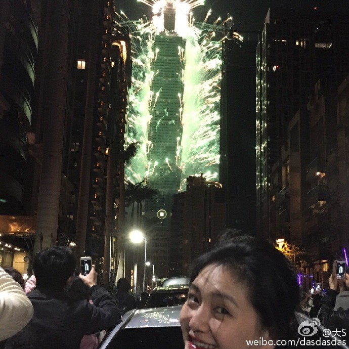 大S今凌晨曬出與101煙火的合照。（翻攝自微博）