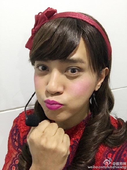 羅志祥穿女裝扮朱碧石,做出「鴨子嘴」表情。(圖擷取自羅志祥微博) 羅志祥穿女裝扮朱碧石,做出「鴨子嘴」表情。(圖擷取自羅志祥微博)