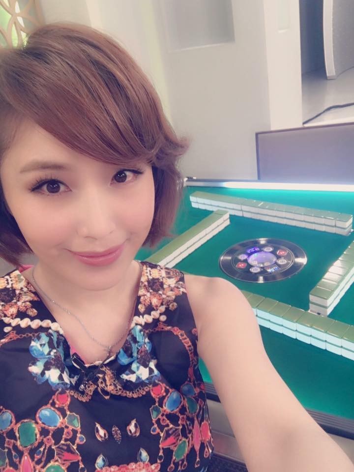 有讀者爆料李亞萍動用關係，要學校也聘女兒余筱萍擔任「博弈教授」。（翻攝自臉書）