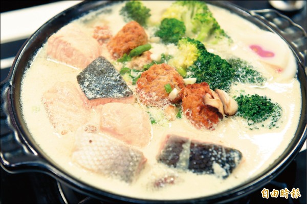 Selina大讚豆漿鍋風味鮮甜，而且特搭鮭魚。（記者趙世勳攝）
