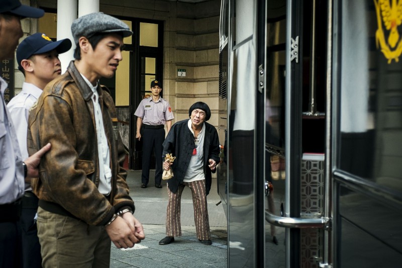 藍正龍（左）在電影《大釣哥》和豬哥亮「父子情」動人。（圖翻攝自華聯）