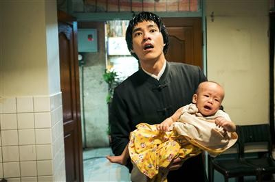 藍正龍劇中為了送孩子到醫院，在雨中飆腳踏車，還因遭到搶劫而摔車。（圖翻攝自華聯）