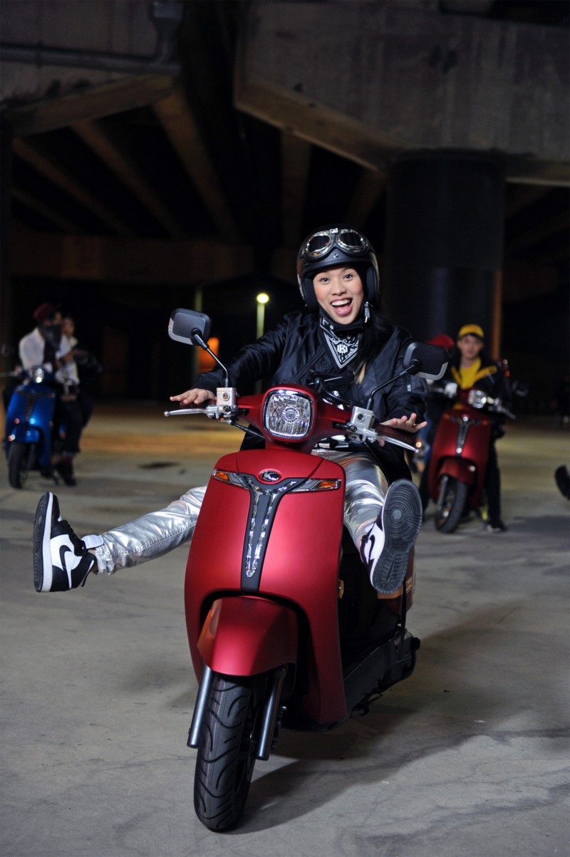 葛仲珊俏皮學路人腳開開騎車。（環球提供）
