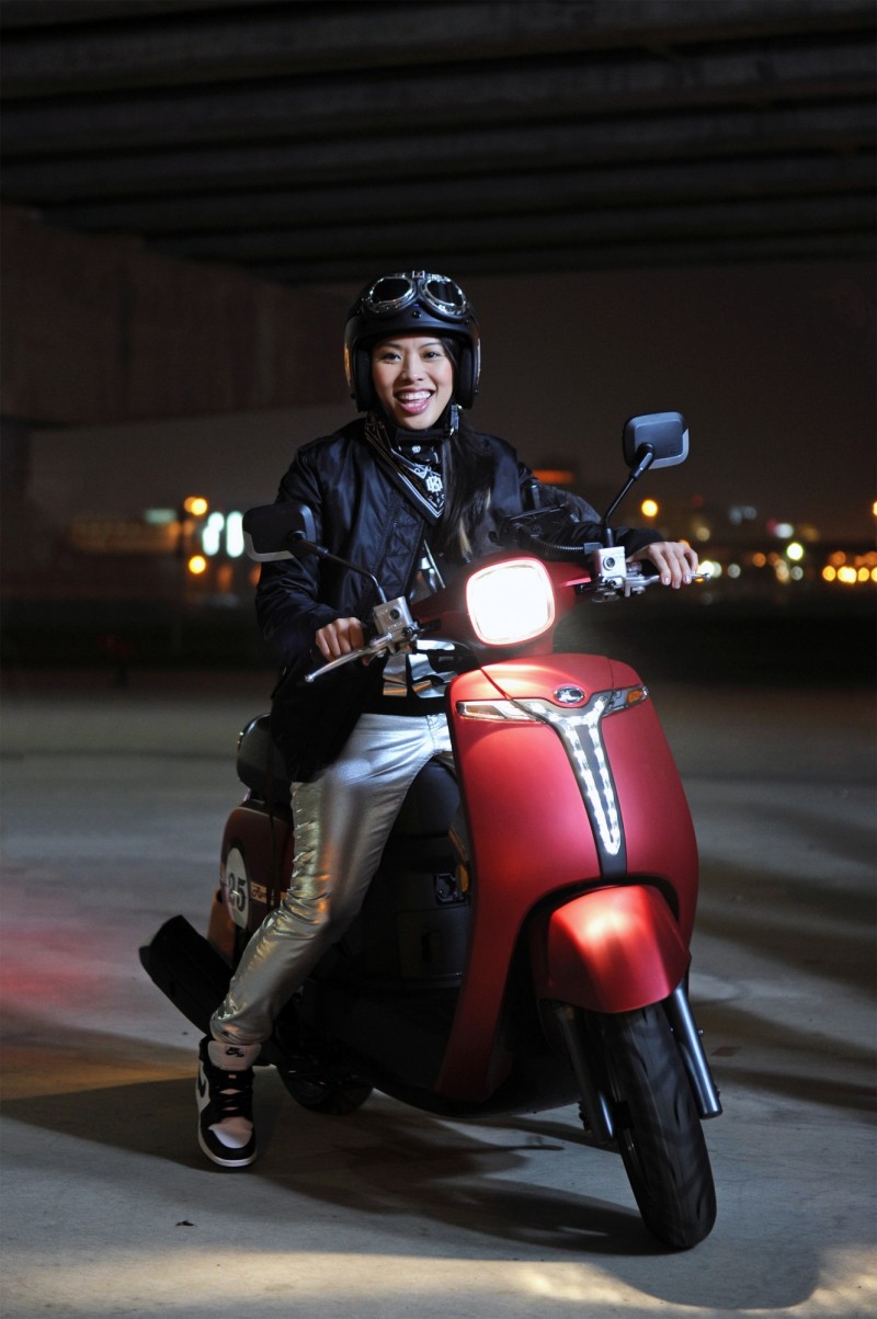 葛仲珊在台北都以摩托車當代步工具。（環球提供）