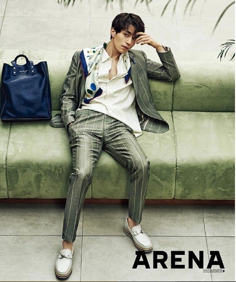 南韓演員李棟旭為雜誌拍攝照片，展現帥氣一面。（翻攝自李棟旭Instagram）