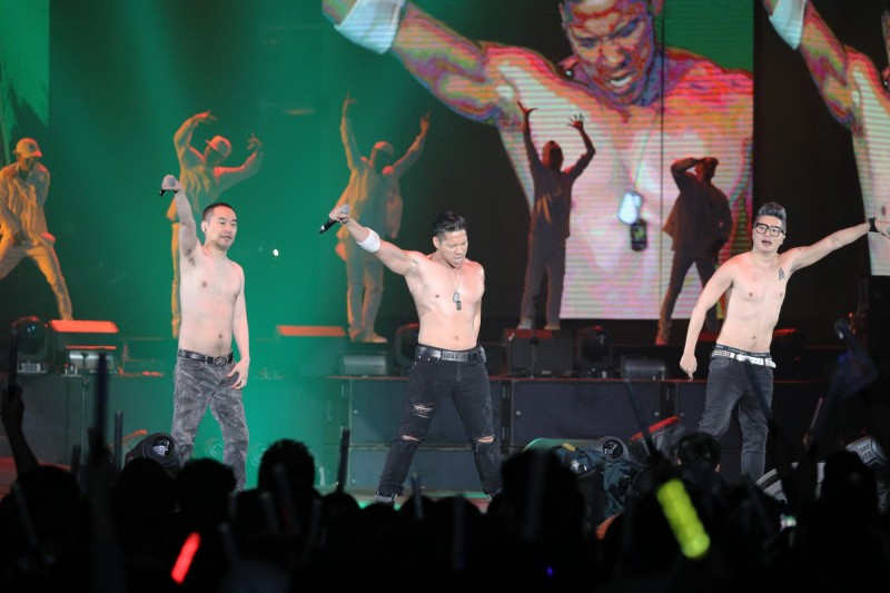 黃立成（左起）和林智文等唱到嗨，全脫了上衣。（混血兒娛樂提供）