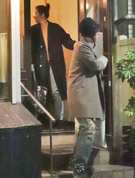 「RADWIMPS」主唱野田洋次郎上月被拍到與長澤雅美大啖越南料理。（翻攝自女性SEVEN）