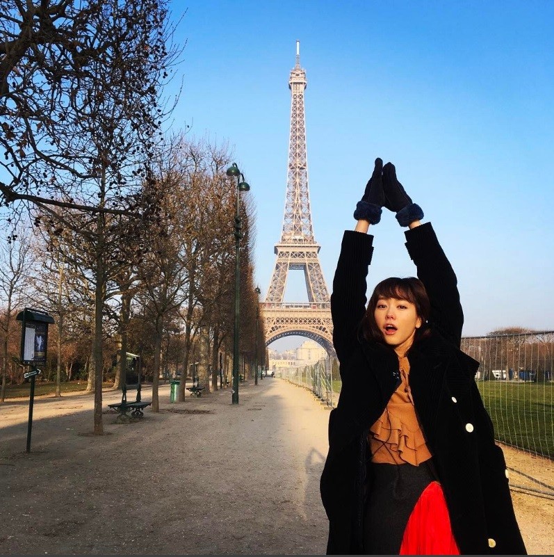 桐谷美玲重回10年前拍攝出道寫真的地方，心情相當興奮。（翻攝自網路Instagram）