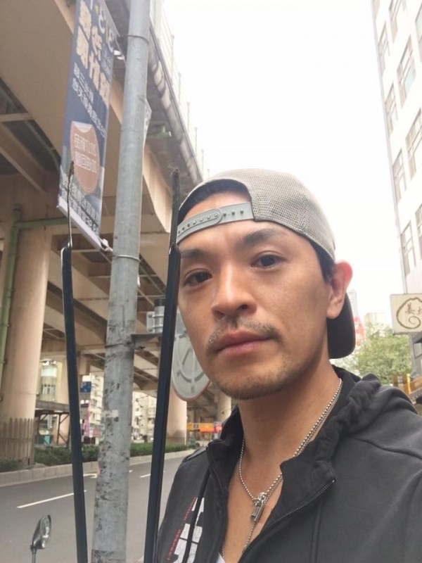 夢多指出,其實只要花10分鐘就能讓地上變得很乾淨,雖然他以前也常會抱怨,但抱怨改變不了這世界。(圖擷自「夢多 mondo 大谷主水」臉書) 夢多指出,其實只要花10分鐘就能讓地上變得很乾淨,雖然他以前也常會抱怨,但抱怨改變不了這世界。(圖擷自「夢多 mondo 大谷主水」臉書)