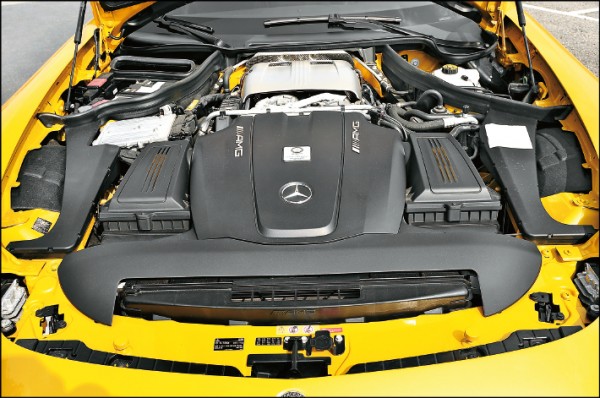 這具原廠代號M178的4.0升AMG V8 bi-turbo引擎，可輸出510匹最大馬力與66.3公斤峰值扭力，儘管馬力輸出比不上R8 V10，但雙Turbo壓榨出的狂暴扭力，卻帶來截然不同的駕馭樂趣。
