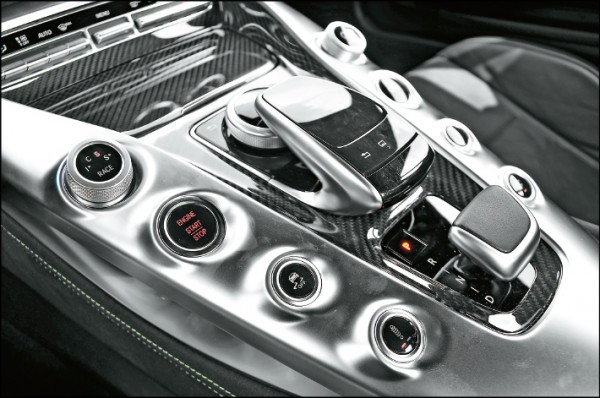 中央鞍座上設有AMG Drive Unit控制面板，關於車輛性能與動態的設定於此提供駕駛客製化的模式選擇。觸控手寫板控制旋鈕左側的控鍵由上而下依序為DYNAMIC SELECT旋鈕、引擎啟動鍵、3模式ESP設定鈕與電子可調阻尼控制鍵。