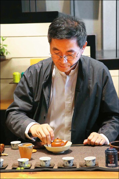 5歲開始習茶的王俊欽演繹潮州工夫茶席，本次為路易威登旅行箱作品內容擔任策劃，邀集台灣各界職人復刻宋明以來「工夫泡」經典茶具。