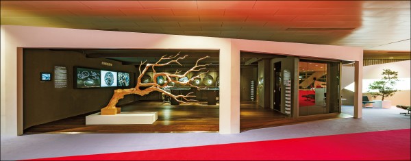 愛彼為今年巴塞爾藝術展香港展會呈獻Sebastian Errazuriz創作的「Second Nature」貴賓室，設計概念來自汝拉山谷的森林。