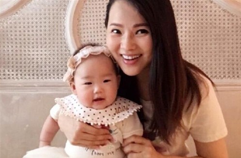 伊能靜今年攜10個月大愛女「小米粒」上《媽媽是超人2》，賺進億元教育基金。（翻攝自微博）