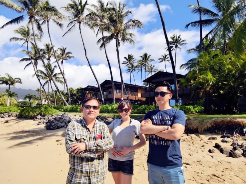 張宇（中）今年2月閃嫁TutorABC副總裁劉彥谷（右）。（翻攝自張宇臉書）