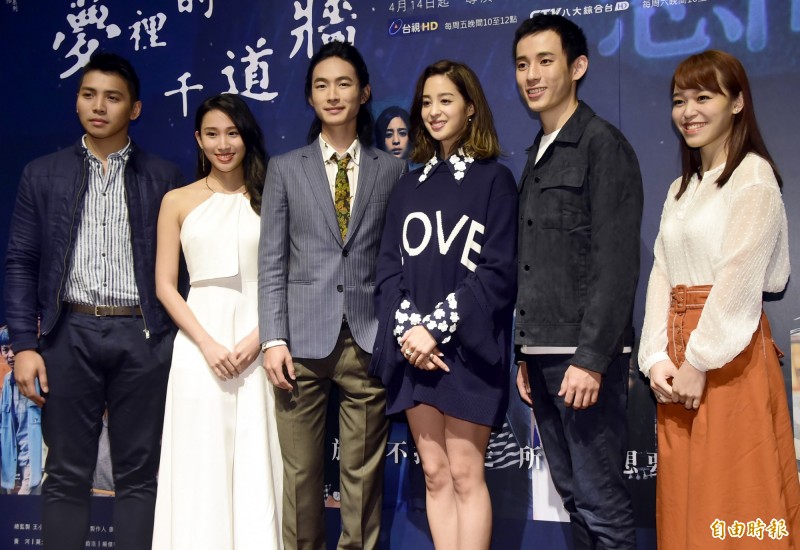 《夢裡的一千道牆》首映會，左起管翊君、陳歆妍、黃河、莫允雯、徐鈞浩、朱盛平。（記者潘少棠攝）