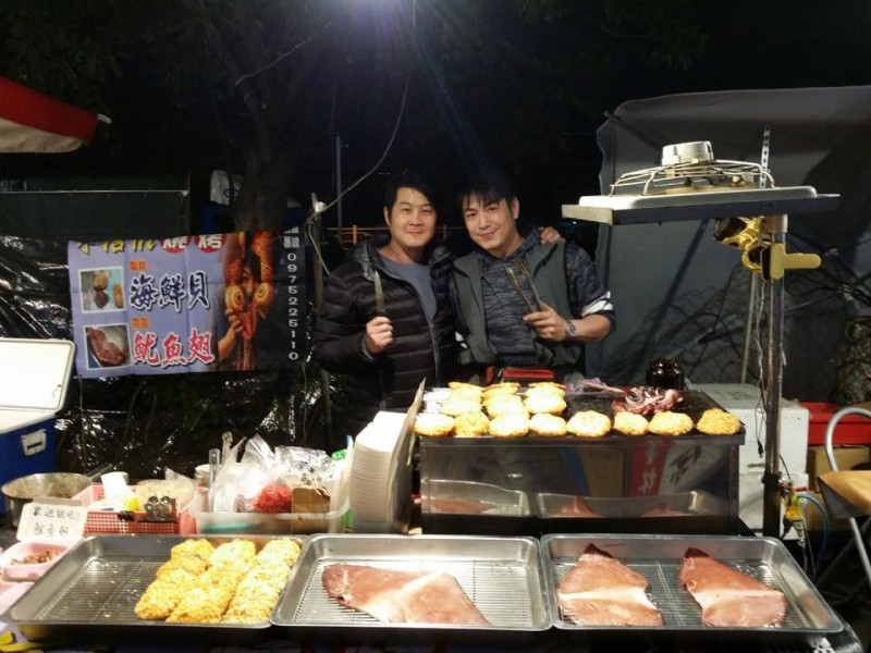 鄉土劇演員王信翔（右）目前在夜市擺攤。（翻攝自臉書）