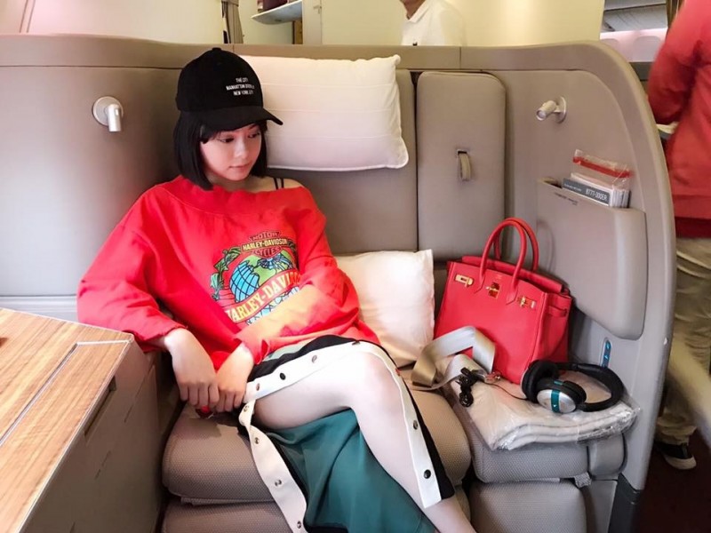 岑日珈坐頭等艙，曬名牌包，被指炫富。（翻攝自臉書）