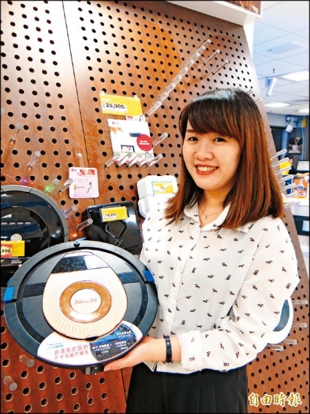 燦坤繽紛女人節登場，推出掃地機器人30天鑑賞期活動。
（記者吳佩樺攝）